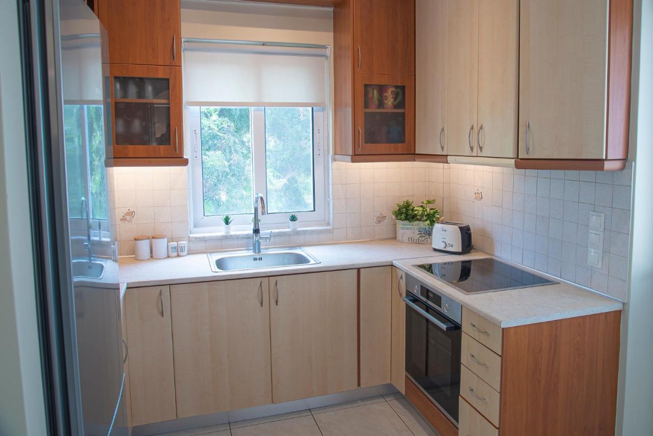 Helios: Charming Beach Home Next To Crystal Waters Неа-Макри Экстерьер фото